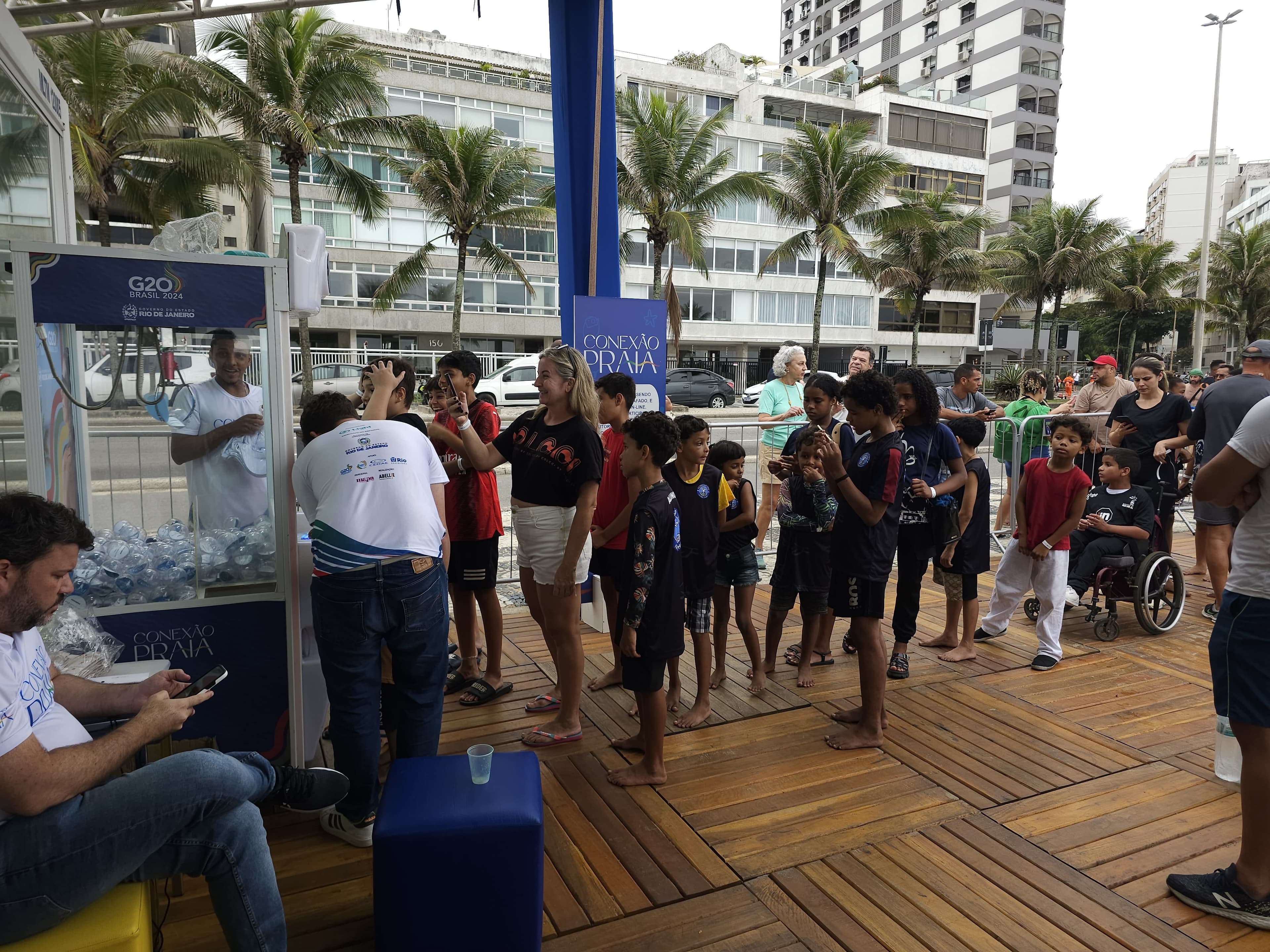 Usuários jogando na Garra de Prêmios - Ativação de Marca no G20 no Stand da Conexão Praia